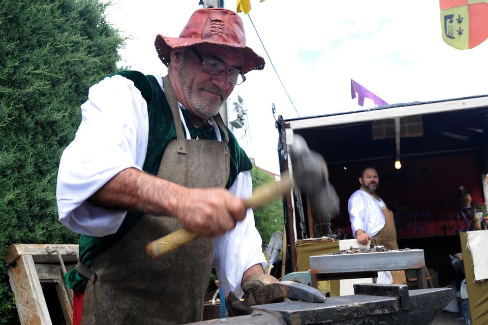 Artesano trabajando la forja en la Feria Medieval de El Alamo